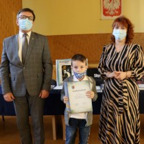 Powiększ zdjęcie Starosta Włoszczowski i Członek Zarządu Powiatu z laureatem konkursu