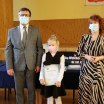 Powiększ zdjęcie Starosta Włoszczowski i Członek Zarządu Powiatu z laureatką konkursu
