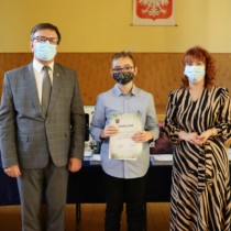 Powiększ zdjęcie Starosta Włoszczowski i Członek Zarządu Powiatu z laureatem konkursu