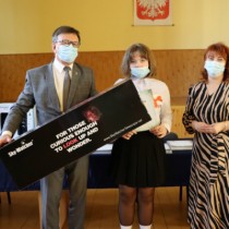 Powiększ zdjęcie Starosta Włoszczowski i Członek Zarządu Powiatu z laureatką konkursu