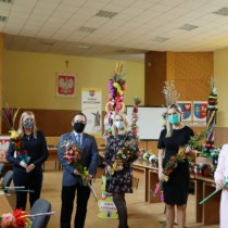 Powiększ zdjęcie Komisja Konkursowa w trakcie wybierania najpiękniejszych palm