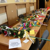 Powiększ zdjęcie Palmy wielkanocne wykonane przez uczniów klas 5 - 8 szkół podstawowych