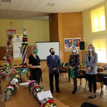 Powiększ zdjęcie Komisja Konkursowa w trakcie wybierania najpiękniejszych palm
