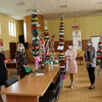 Powiększ zdjęcie Komisja Konkursowa w trakcie wybierania najpiękniejszych palm