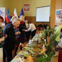 Powiększ zdjęcie Komisja konkursowa ocenia stoły wielkanocne