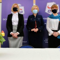 Powiększ zdjęcie Stoją%20od%20lewej:%20Małgorzata%20Gusta,%20Renata%20Dziedzic,%20Renata%20Janik,%20Magdalena%20Fogiel-Litwinek%20i%20Wioletta%20Hupa.