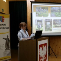 Powiększ zdjęcie Członek Zarządu Powiatu Włoszczowskiego Małgorzata Gusta przedstawia najważniejsze informacje o Powiecie