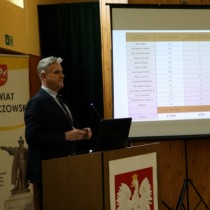 Powiększ zdjęcie Świętokrzyski Wojewódzki Inspektor Nadzoru Geodezyjnego i Kartograficznego Andrzej Reczyński przedstawił prezentację na temat stanu zmodernizowania zasobów geodezyjnych