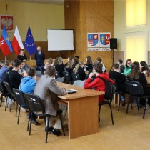 Powiększ zdjęcie Członek%20Zarządu%20Powiatu%20Włoszczowskiego%20Małgorzata%20Gusta%20wita%20uczniów