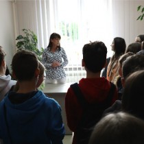 Powiększ zdjęcie Skarbnik Powiatu Agnieszka Górska gości uczniów w swoim gabinecie