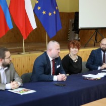 Powiększ zdjęcie Od lewej siedzą: Członek Zarządu Powiatu Rafał Pacanowski, Wicestarosta Łukasz Karpiński, Członek Zarządu Powiatu Małgorzata Gusta, Sekretarz Powiatu Cezary Nowak