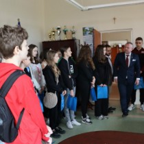 Powiększ zdjęcie Wicestarosta Łukasz Karpiński pokazuje uczniom gabinet Starosty