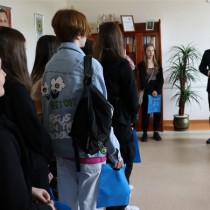 Powiększ zdjęcie Wicestarosta Łukasz Karpiński gości uczniów w swoim gabinecie
