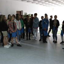 Powiększ zdjęcie Sekretarz Powiatu oprowadza uczniów po budynku Starostwa