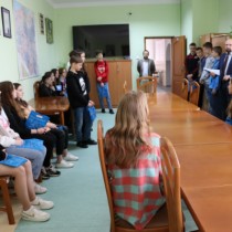 Powiększ zdjęcie Uczniowie w małej sali konferencyjnej