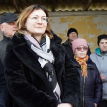 Powiększ zdjęcie Sołtys Karolinowa Beata Wydrych, Starosta Włoszczowski Dariusz Czechowski i mieszkańcy wsi
