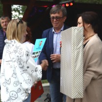 Powiększ zdjęcie Starosta wręcza nagrodę przedstawicielce KGW Brzeście (zdobywcy II miejsca w Powiatowym Konkursie 
