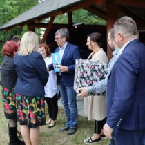 Powiększ zdjęcie Starosta wręcza nagrodę przedstawicielkom KGW z Komparzowa (zdobywcy I miejsca w Powiatowym Konkursie 