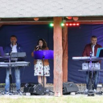 Powiększ zdjęcie Na scenie wystepuje Zespoł MEJ z Włoszczowy