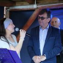 Powiększ zdjęcie Piosenkę Staroście dedykuje przedstawicielka KGW Tarnawa Góra Lena Nowak