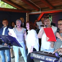 Powiększ zdjęcie Na scenie występują przedstawicielki GKW i Członek Zarządu Powiatu Małgorzata Gusta
