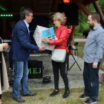 Powiększ zdjęcie Starosta wręcza nagrodę przedstawicielce KGW z Woli Wiśniowej (zdobywcy wyróżnienia w Powiatowym Konkursie 