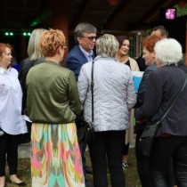 Powiększ zdjęcie Starosta wręcza nagrodę przedstawicielom KGW Bebelno (zdobywcy III miejsca w Powiatowym Konkursie 