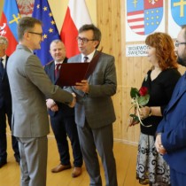 Powiększ zdjęcie Starosta gratuluje nauczycielowi ZS nr 2 Michałowi Piorunowi