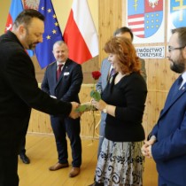 Powiększ zdjęcie Członek Zarządu gratuluje nauczycielowi ZS nr 2 Jarosławowi Witczykowi