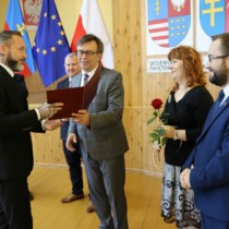 Powiększ zdjęcie Starosta gratuluje nauczycielowi ZS nr 2 Damianowi Skibie