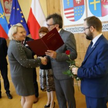 Powiększ zdjęcie Starosta gratuluje wicedyrektor ZS nr 3 Marioli Kozie