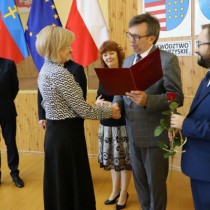 Powiększ zdjęcie Starosta gratuluje nauczycielce ZS nr 3 Monice Bartocha