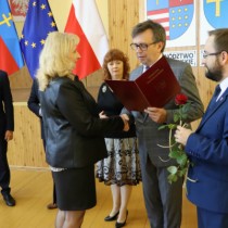Powiększ zdjęcie Starosta gratuluje nauczycielce ZS nr 3 Lucynie Grzesińskiej
