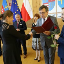 Powiększ zdjęcie Starosta gratuluje nauczycielce ZS nr 3 Kamili Lenart