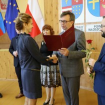 Powiększ zdjęcie Starosta gratuluje nauczycielce ZS nr 3 Marzenie Majchrzak
