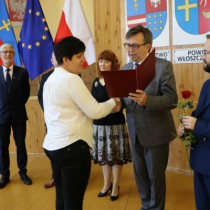 Powiększ zdjęcie Starosta gratuluje nauczycielce ZS nr 3 Marii Zawadzie