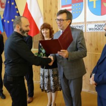 Powiększ zdjęcie Starosta gratuluje nauczycielowi ZS nr 3 Michałowi Kosteckiemu