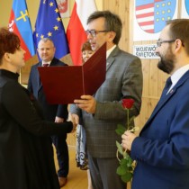 Powiększ zdjęcie Starosta gratuluje pracownikowi Poradni Psychologiczno-Pedagogicznej Agnieszce Kliminowskiej