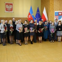 Powiększ zdjęcie Nagrodzeni nauczyciele z dyrektorami szkół średnich, Zarządem Powiatu Włoszczowskiego i Wizytatorem Kuratorium Oświaty 