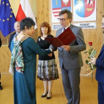Powiększ zdjęcie Starosta gratuluje nauczycielce z I LO Dorocie Malickiej