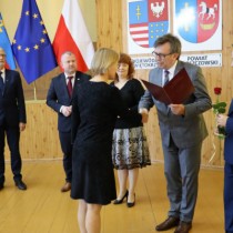 Powiększ zdjęcie Starosta gratuluje  nauczycielce z I LO Annie Zając