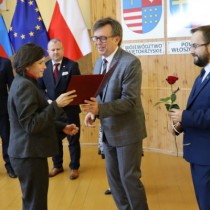 Powiększ zdjęcie Starosta gratuluje nauczycielce z I LO Marzenie Saladrze