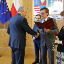 Powiększ zdjęcie Starosta gratuluje wicedyrektorowi ZS nr 2 Piotrowi Sulidze