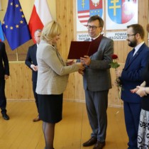 Powiększ zdjęcie Starosta gratuluje nauczycielce ZS nr 2 Renacie Kaczmarskiej