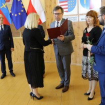 Powiększ zdjęcie Starosta gratuluje nauczycielce ZS nr 2 Justynie Pędziwilk-Szwedzie