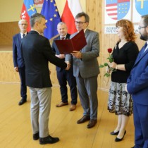 Powiększ zdjęcie Starosta gratuluje nauczycielowi ZS nr 2 Marcinowi Drążykowi