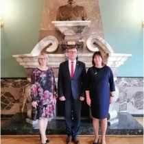Powiększ zdjęcie Magdalena Kuterasińska, Starosta Włoszczowski Dariusz Czechowski, dyrektor Bożena Kaczor
