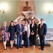 Powiększ zdjęcie Magdalena Kuterasińska, dyrektor I LO Bożena Kaczor, dyrektor ZPO w Krasocinie Krzysztof Jasiowski, Monika Dąbrowska, Iwona Dusza, Starosta Włoszczowski Dariusz Czechowski