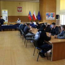 Powiększ zdjęcie Sędzia%20główny%20turnieju%20-%20st.%20asp.%20Wojciech%20Bełz%20wita%20uczestników%20Turnieju