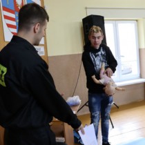 Powiększ zdjęcie Uczeń z ZDZ we Włoszczowie pokazuje jak należy postępować, gdy zakrztusi się niemowlę